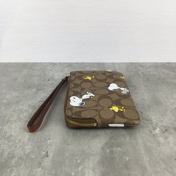 Coach X Peanuts Corner Zip Wristlet Wallet With Snoopy & Woodstock - Picture 3 of 10